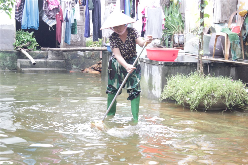 Người dân ốc đảo Chương Mỹ xếp hàng nhận 10 tấn gạo cứu trợ