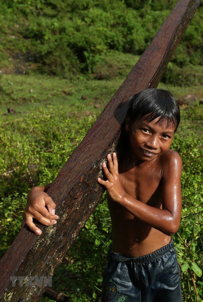 Hình ảnh trẻ em Điện Biên liều mình vớt củi giữa dòng nước lũ