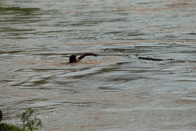 Hình ảnh trẻ em Điện Biên liều mình vớt củi giữa dòng nước lũ