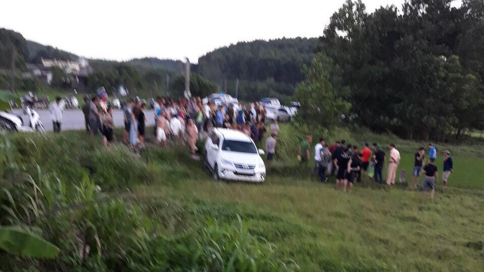 Cảnh sát vây bắt nhóm người đi ô tô nghi chở ma túy, lao xe xuống đồng cỏ bỏ chạy