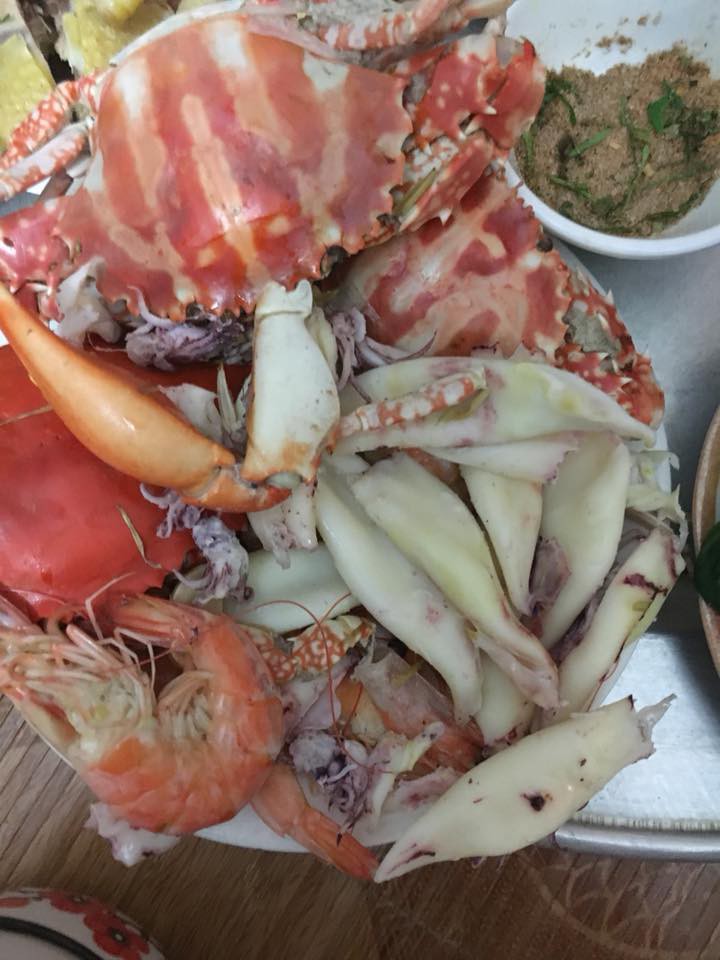 Mâm cơm 600 nghìn có hải sản và gà, hội chị em chê đắt có, khen rẻ có nhưng ai cũng tập trung bắt lỗi này