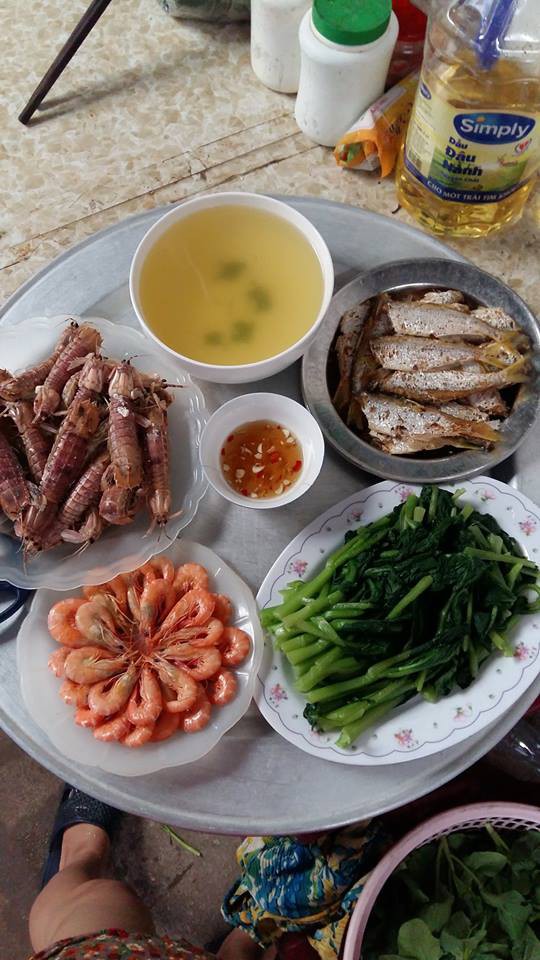 Mâm cơm 600 nghìn có hải sản và gà, hội chị em chê đắt có, khen rẻ có nhưng ai cũng tập trung bắt lỗi này