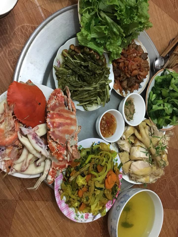 Mâm cơm 600 nghìn có hải sản và gà, hội chị em chê đắt có, khen rẻ có nhưng ai cũng tập trung bắt lỗi này