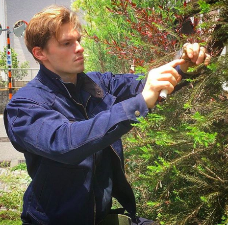 Gặp anh thợ làm vườn điển trai 6 múi thế này thì cô nàng nào cũng muốn về quê trồng rau hết cho xem!