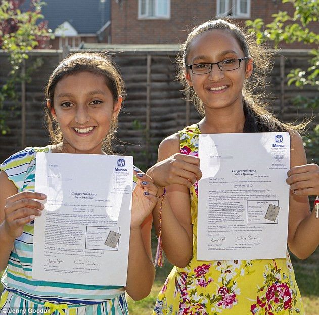 Cặp song sinh 11 tuổi cùng có IQ 162 cao hơn Einstein