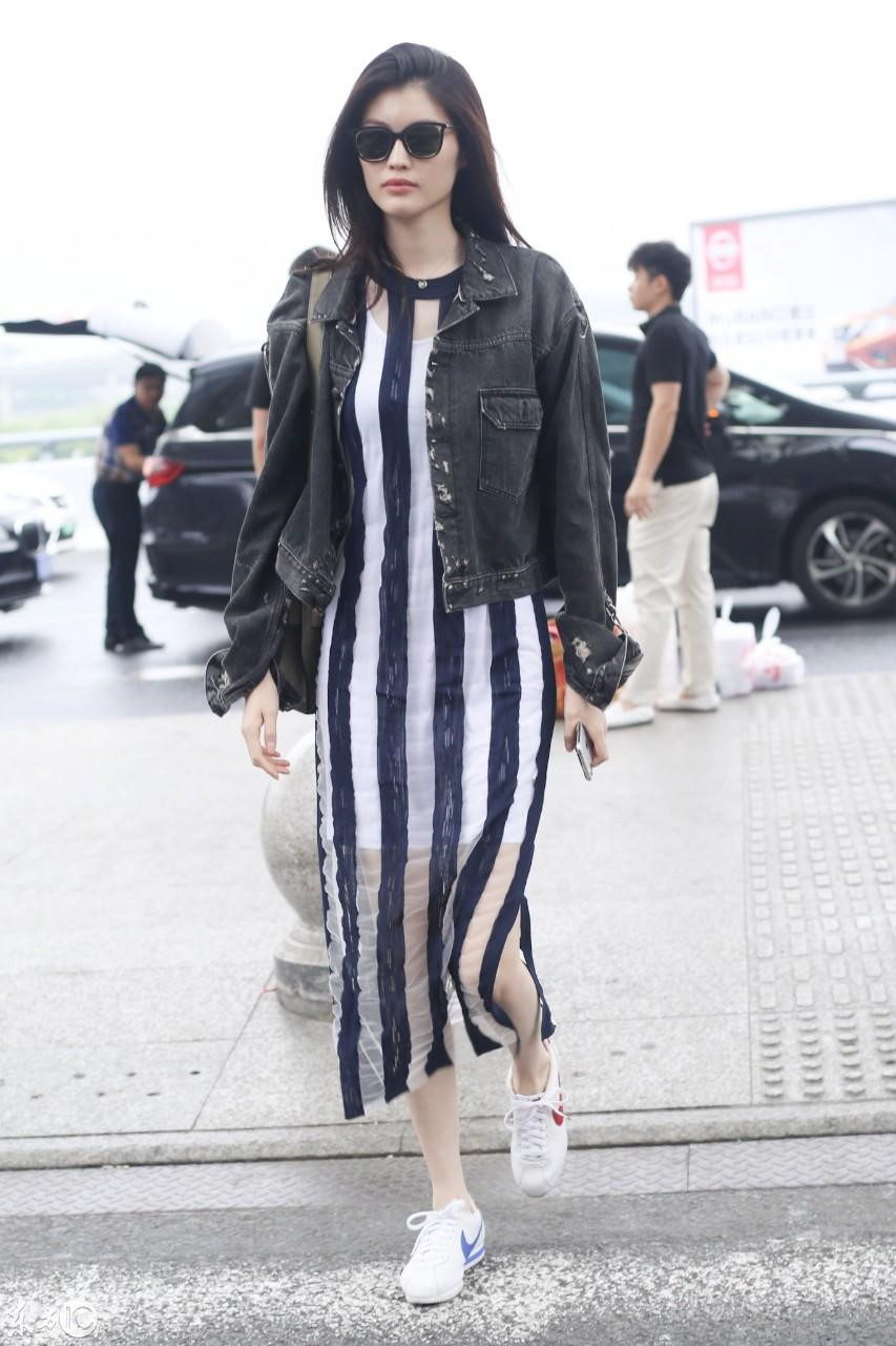 Chuyển mùa, sao Hoa ngữ lăng xê áo khoác denim lửng