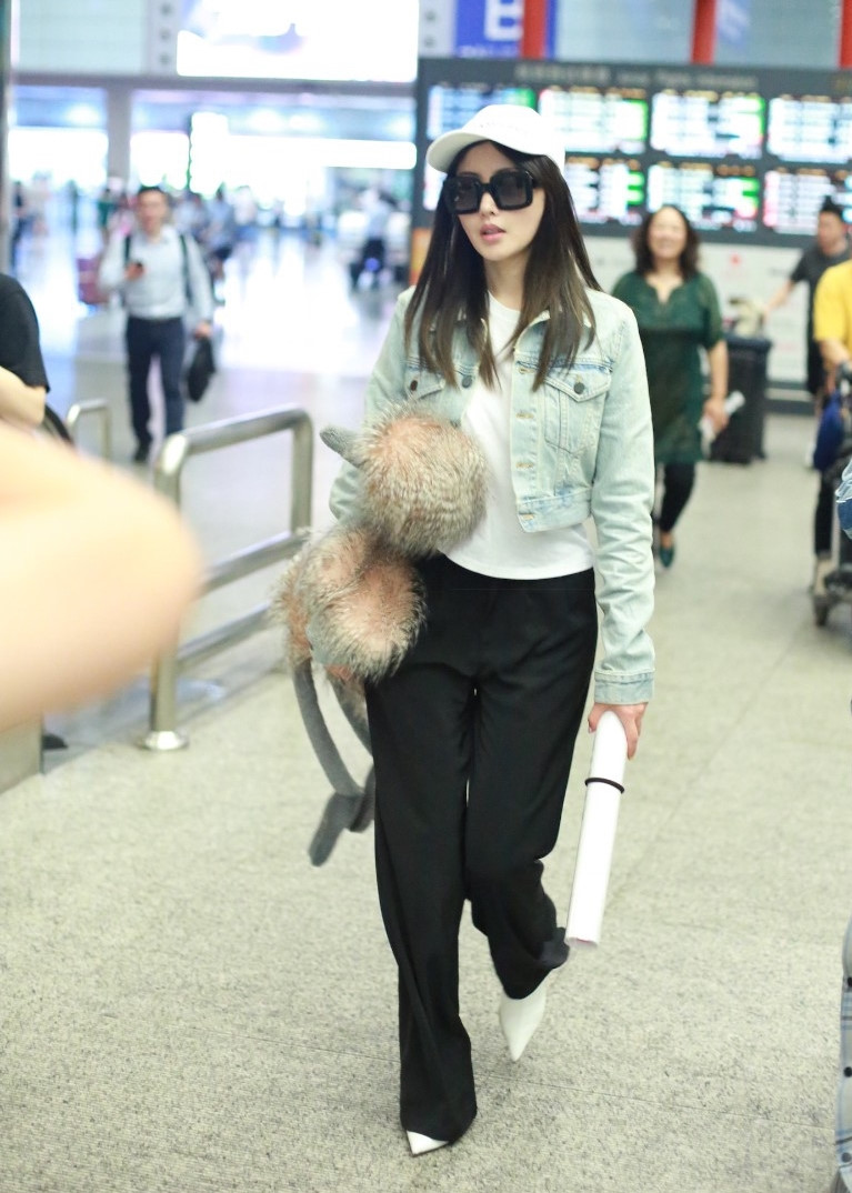 Chuyển mùa, sao Hoa ngữ lăng xê áo khoác denim lửng