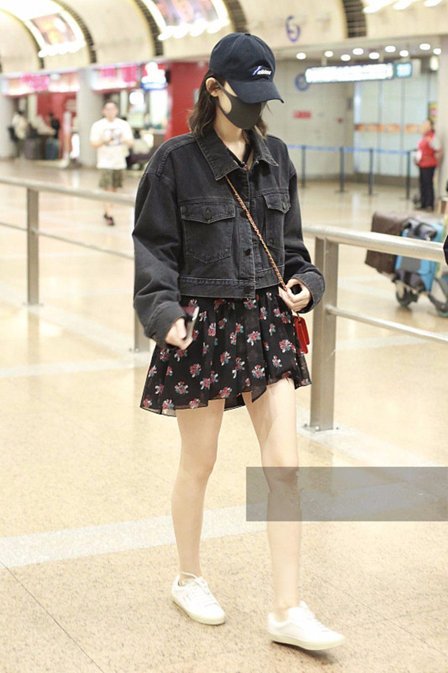 Chuyển mùa, sao Hoa ngữ lăng xê áo khoác denim lửng