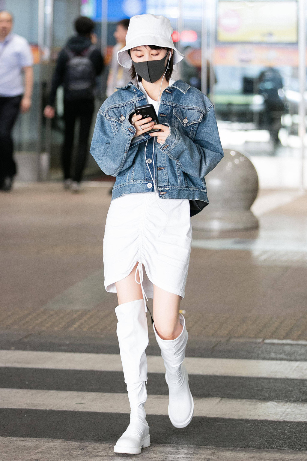 Chuyển mùa, sao Hoa ngữ lăng xê áo khoác denim lửng