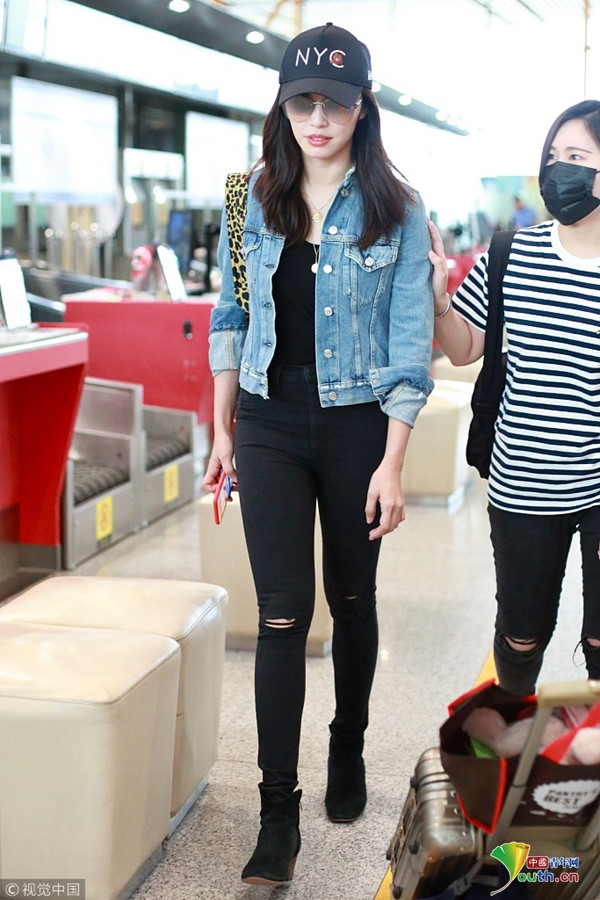 Chuyển mùa, sao Hoa ngữ lăng xê áo khoác denim lửng