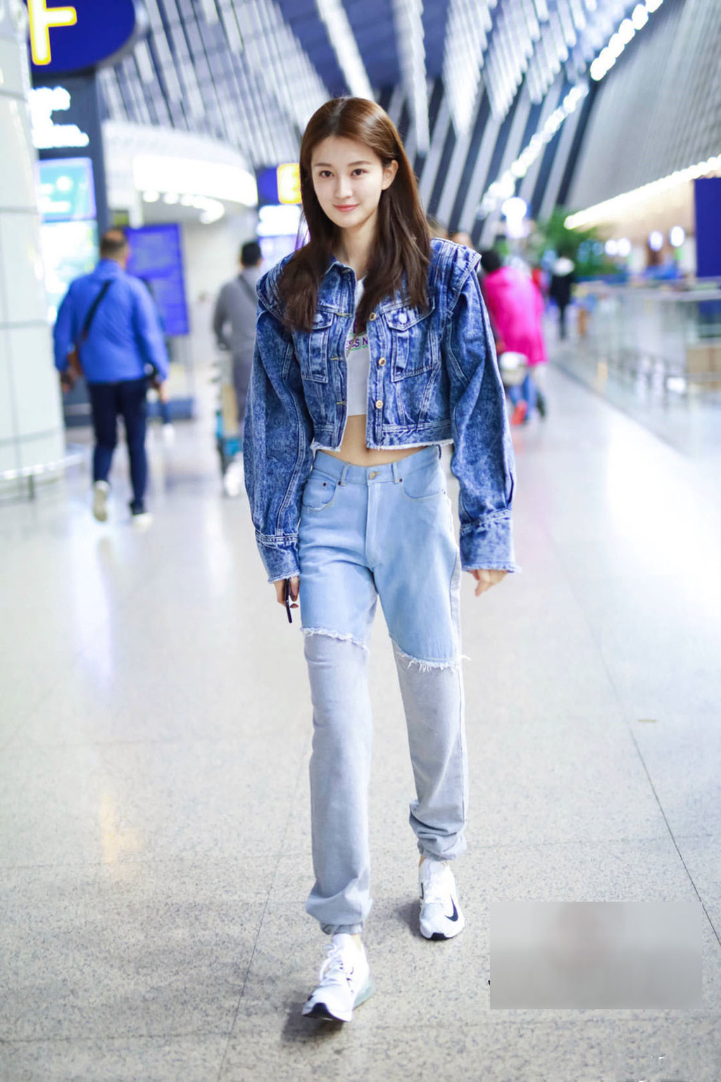 Chuyển mùa, sao Hoa ngữ lăng xê áo khoác denim lửng