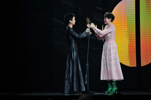 Bà xã đồng tính vội bỏ việc về chịu tang nữ ca sĩ Hồng Kông