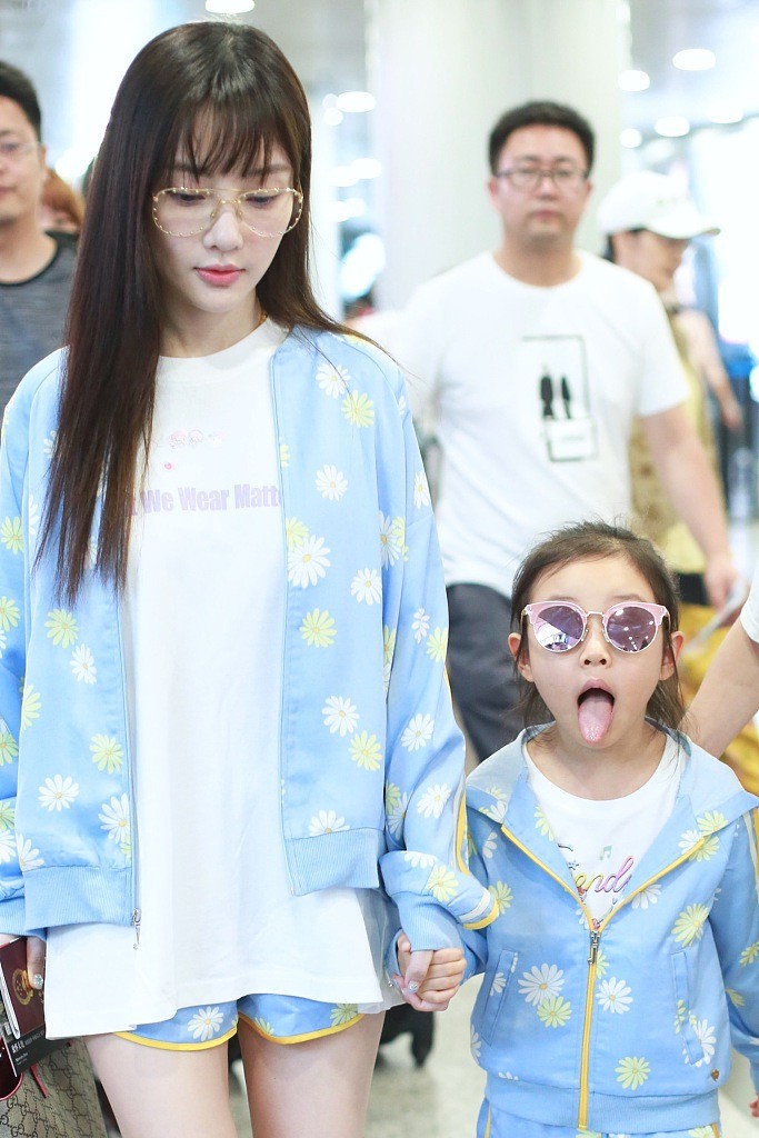 Tái hợp với Giả Nãi Lượng, Lý Tiểu Lộ diện áo đôi, nói cười vui vẻ với con gái tại sân bay