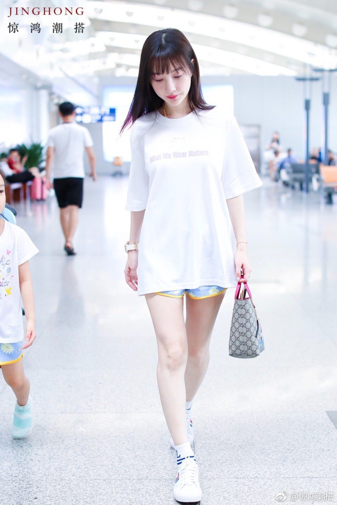 Tái hợp với Giả Nãi Lượng, Lý Tiểu Lộ diện áo đôi, nói cười vui vẻ với con gái tại sân bay