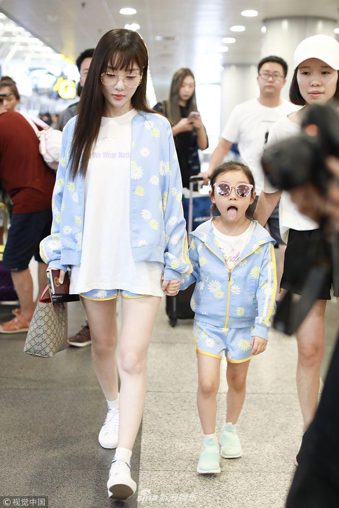 Tái hợp với Giả Nãi Lượng, Lý Tiểu Lộ diện áo đôi, nói cười vui vẻ với con gái tại sân bay