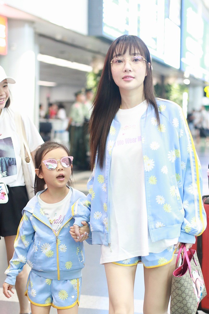 Tái hợp với Giả Nãi Lượng, Lý Tiểu Lộ diện áo đôi, nói cười vui vẻ với con gái tại sân bay