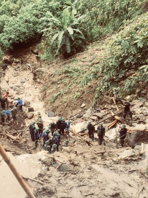 Vụ sạt lở kinh hoàng ở Vàng Ma Chải: Người phụ nữ duy nhất thoát nạn gào khóc gọi chồng, con