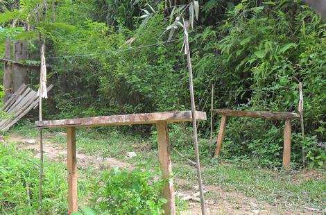 Kinh hoàng hủ tục treo người chết trên đỉnh Tà Xi Láng