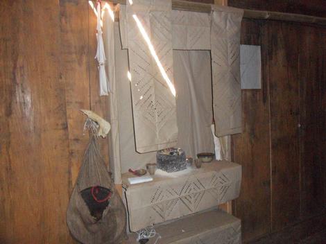 Kinh hoàng hủ tục treo người chết trên đỉnh Tà Xi Láng