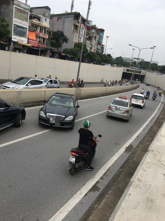 Xe sang Mercedes đi ngược chiều trong hầm Kim Liên gây bức xúc