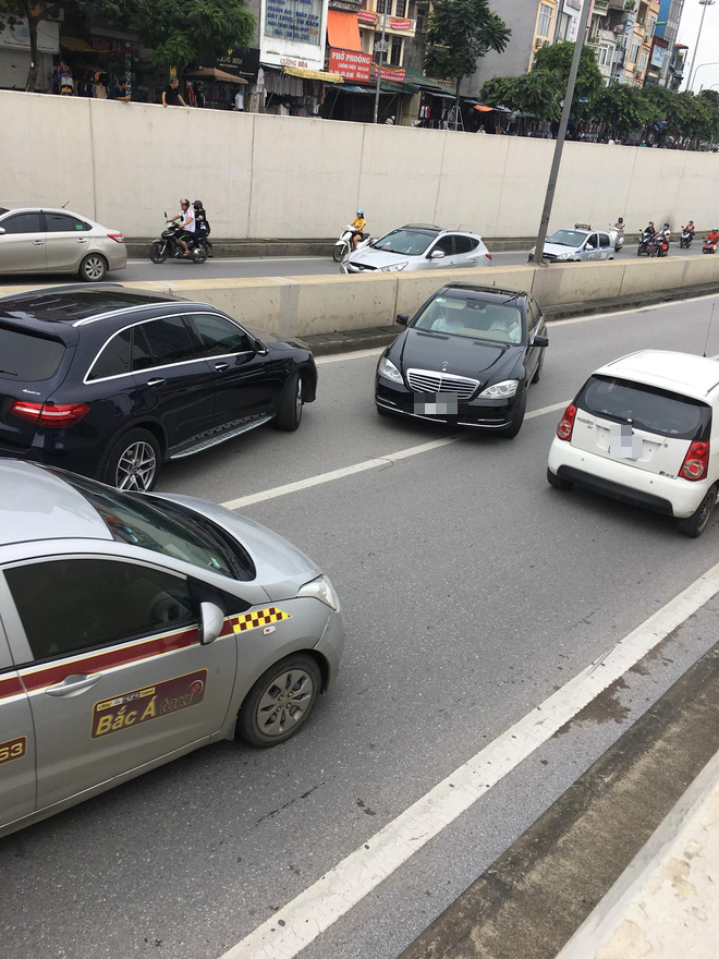 Xe sang Mercedes đi ngược chiều trong hầm Kim Liên gây bức xúc Xe sang Mercedes đi ngược chiều trong hầm Kim Liên gây bức xúc