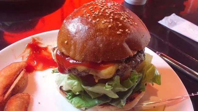 12 điều luật kì quái về chuyện ăn uống ở Mỹ: Lấy dầu mỡ từ cửa hàng hay tặng socola quá bé sẽ bị phạt tiền