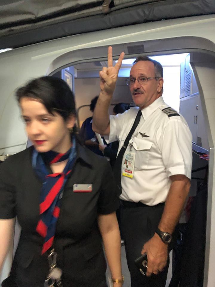 Mua vé riêng cho đàn cello, cô gái Trung Quốc vẫn bị đuổi khỏi máy bay vì đàn quá to, có thể gây nguy hiểm