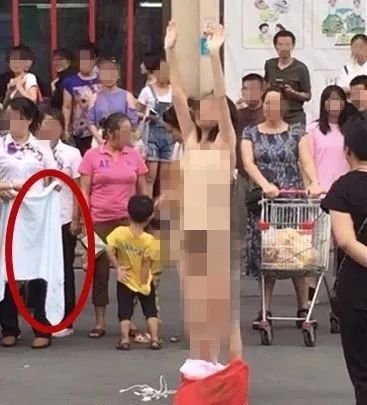 Cãi nhau với chồng, người phụ nữ mang con ra giữa đường lột đồ kêu cứu