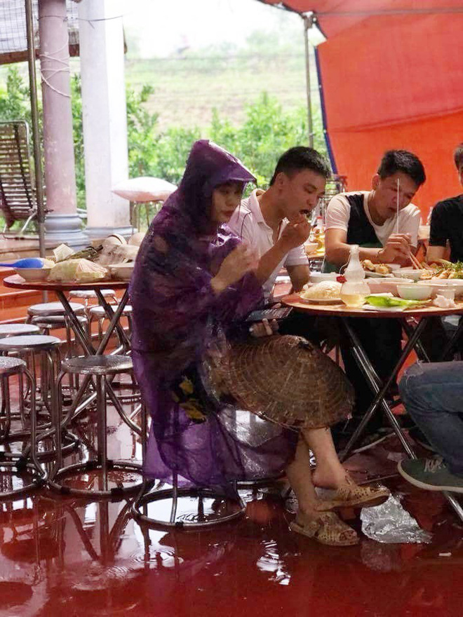 Cô dâu diện nguyên combo nón lá, dép tổ ong, áo mưa kín người trong ngày cưới khiến dân mạng bật cười