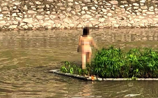 Cô gái cởi đồ nhảy múa giữa sông Tô Lịch: Buồn chuyện tình cảm?