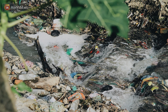 Cuộc sống của dân ngụ cư dưới chân cầu Long Biên: Hễ mở cửa là đón rác vào nhà