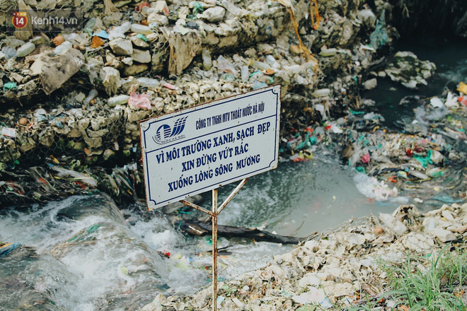 Cuộc sống của dân ngụ cư dưới chân cầu Long Biên: Hễ mở cửa là đón rác vào nhà