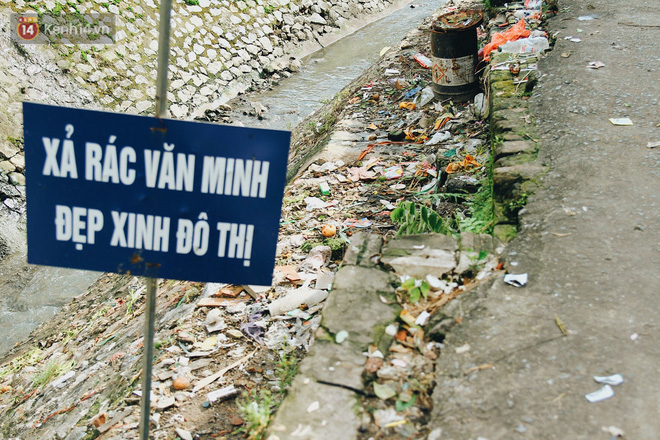 Cuộc sống của dân ngụ cư dưới chân cầu Long Biên: Hễ mở cửa là đón rác vào nhà