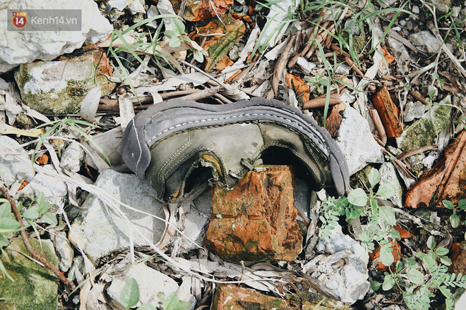 Cuộc sống của dân ngụ cư dưới chân cầu Long Biên: Hễ mở cửa là đón rác vào nhà