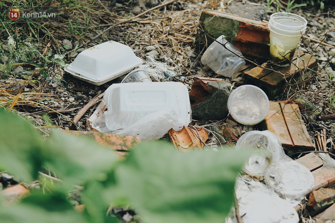 Cuộc sống của dân ngụ cư dưới chân cầu Long Biên: Hễ mở cửa là đón rác vào nhà