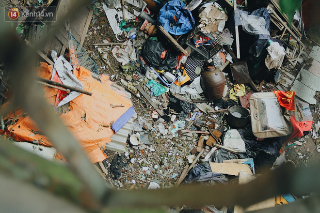 Cuộc sống của dân ngụ cư dưới chân cầu Long Biên: Hễ mở cửa là đón rác vào nhà