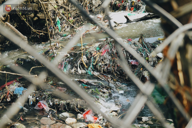 Cuộc sống của dân ngụ cư dưới chân cầu Long Biên: Hễ mở cửa là đón rác vào nhà