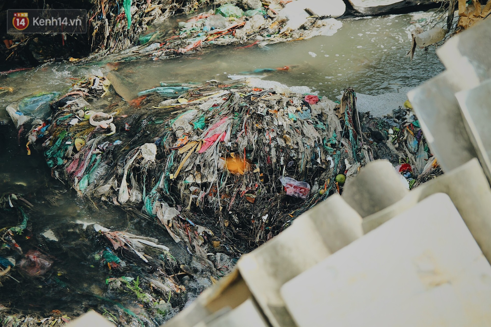 Cuộc sống của dân ngụ cư dưới chân cầu Long Biên: Hễ mở cửa là đón rác vào nhà