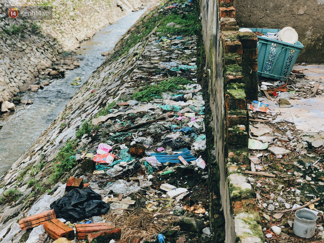 Cuộc sống của dân ngụ cư dưới chân cầu Long Biên: Hễ mở cửa là đón rác vào nhà