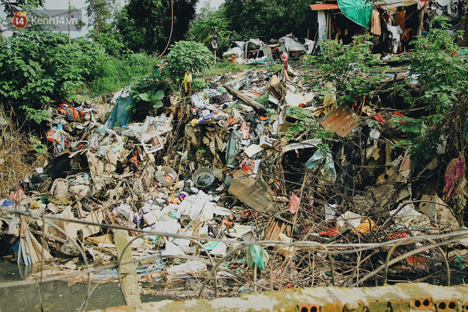 Cuộc sống của dân ngụ cư dưới chân cầu Long Biên: Hễ mở cửa là đón rác vào nhà