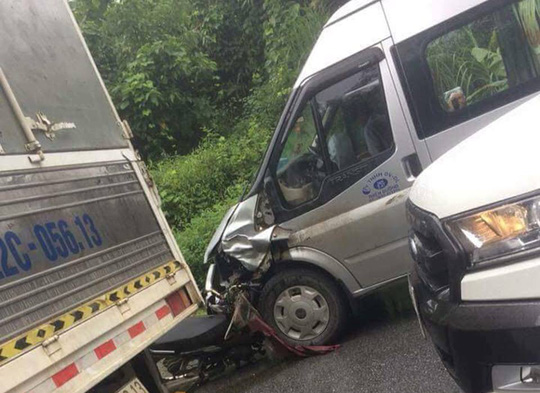 Xe máy đấu đầu xe khách 16 chỗ, 2 người tử vong