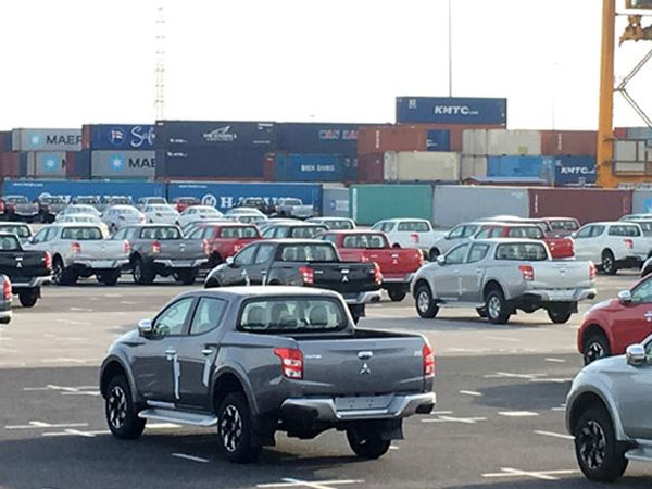 Ô tô miễn thuế tràn về, người dân có mua được xe giá rẻ?