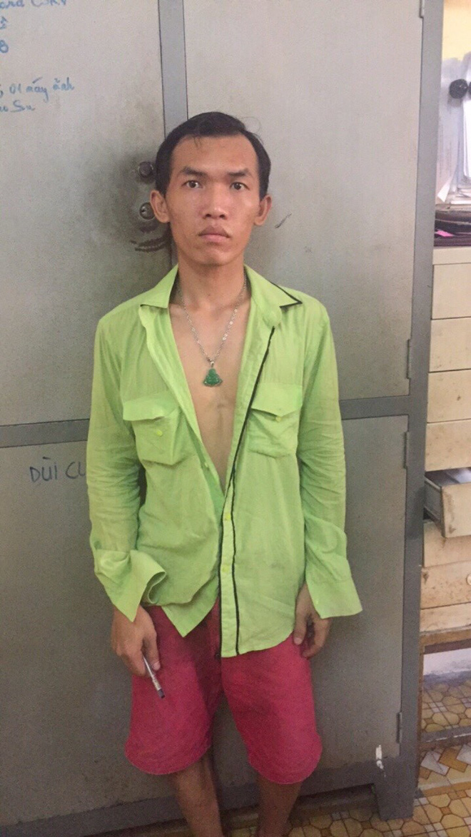 Bắt nhóm đối tượng chuyên dùng búa đánh vào đầu người dân cướp tài sản ở Sài Gòn Bắt nhóm đối tượng chuyên dùng búa đánh vào đầu người dân cướp tài sản ở Sài Gòn