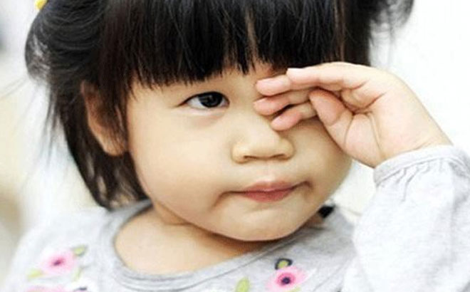 5 con giun dài ngoằng sống trong mắt bé 6 tháng, nguyên do khiến mẹ Việt giật mình