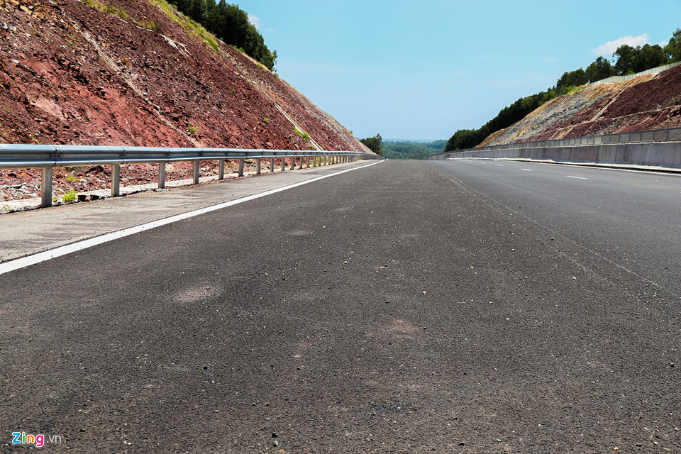 Bò tung tăng trên cao tốc được xây dựng với tốc độ rùa