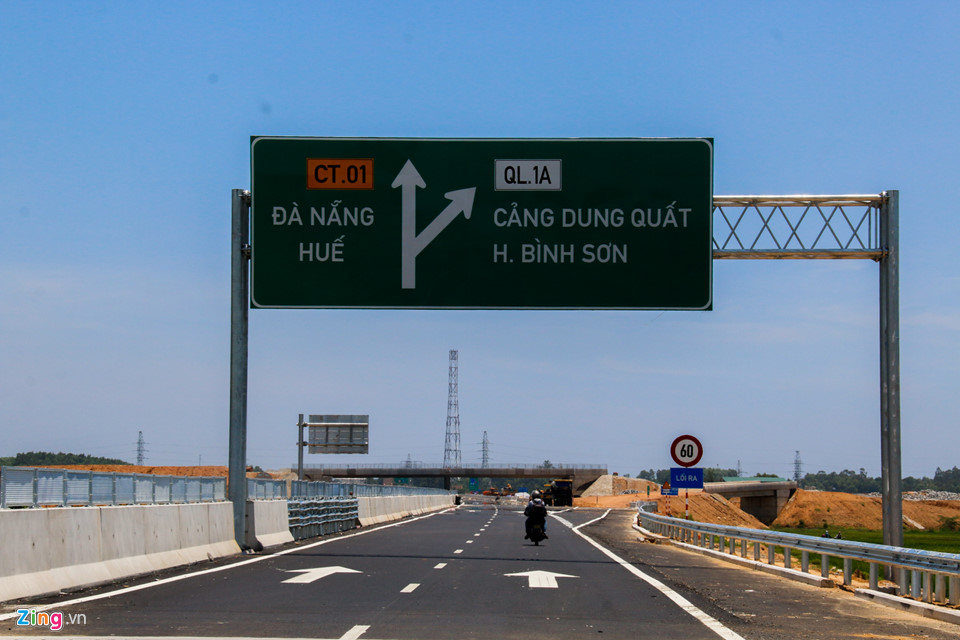 Bò tung tăng trên cao tốc được xây dựng với tốc độ rùa