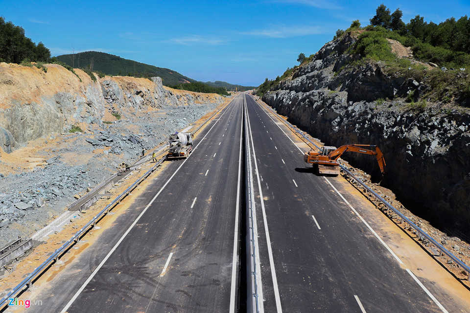 Bò tung tăng trên cao tốc được xây dựng với tốc độ rùa