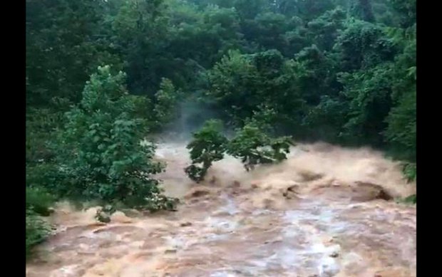 Lụt lội kinh hoàng ở Mỹ, nước ngập tới chân giường