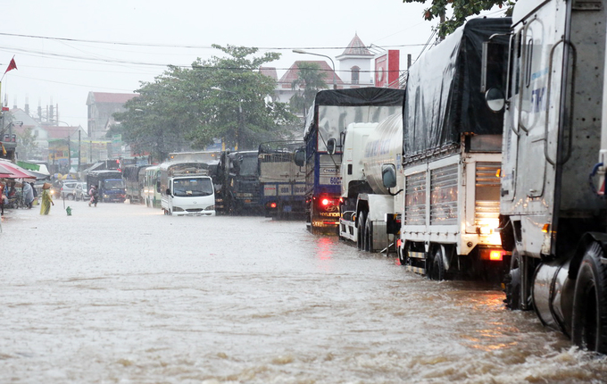 Video: Hàng loạt xe máy bị dòng nước mưa cuốn trôi ở Đồng Nai