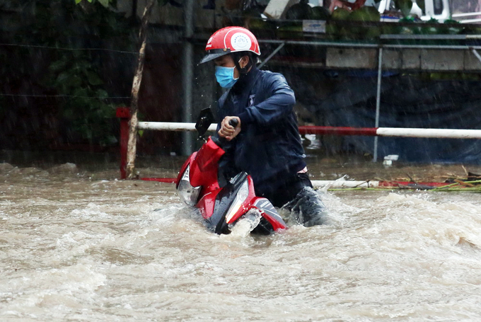 Video: Hàng loạt xe máy bị dòng nước mưa cuốn trôi ở Đồng Nai